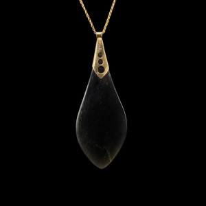 Hei Kakī Koura me Pounamu - Gold & Greenstone Necklace