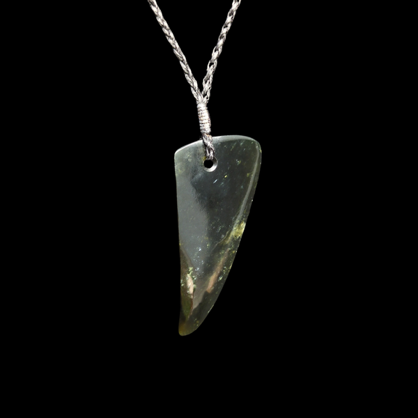 Rei Puta Tangiwai- Greenstone Tooth Pendant