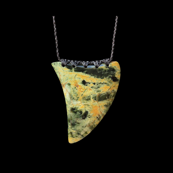 Rei Puta Kawakawa Raukaraka - Greenstone Tooth Pendant