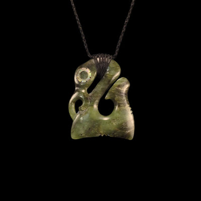 Manaia Matau Kawakawa - Greenstone Gaurdian Fishhook Pendant - Sands Carving Studio