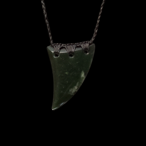 Rei Puta Kawakawa - Greenstone Tooth Pendant