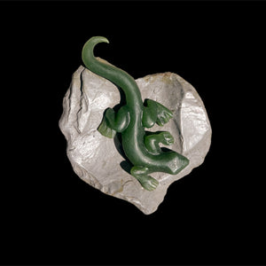 Pounamu Lizard on Stone - Sculpture by Roger Chapman