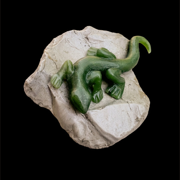 Pounamu Lizard on Stone - Sculpture by Roger Chapman