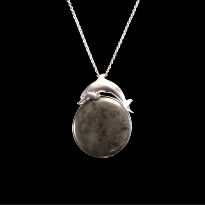 Kawakawa Porohita Stg Dolphin - Greenstone Disc Pendant - Sands Carving Studio