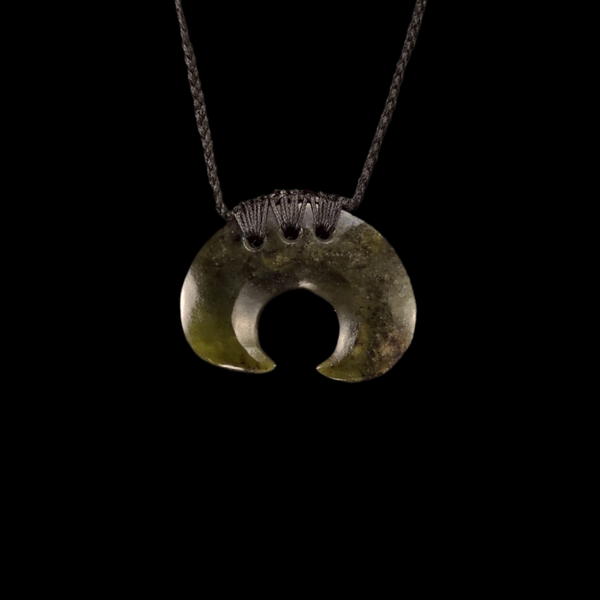 Rei Puta Kawakawa - Greenstone Tooth Pendant