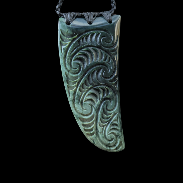 Rei Puta Kawakawa - Greenstone Tooth Pendant