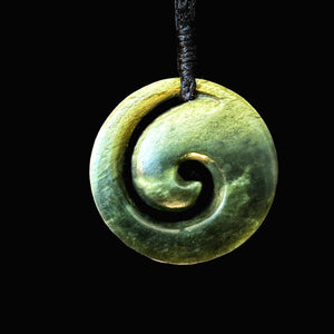 Greenstone Koru - Einzelne Spiralblumen-Jade-Anhänger