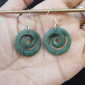 Koru-Ohrringe aus Jade