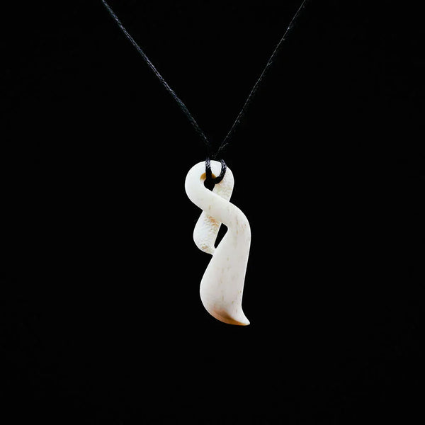 Collier Pendentif Pikorua En Os Sculpté à La Main Avec Incrustation De Nacre Paua - Longueur 2,5 Cm - Neuf Avec étiquettes
