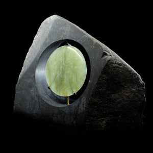 Kawakawa Pounamu Porohita - Polierte skulpturale Jadescheibe
