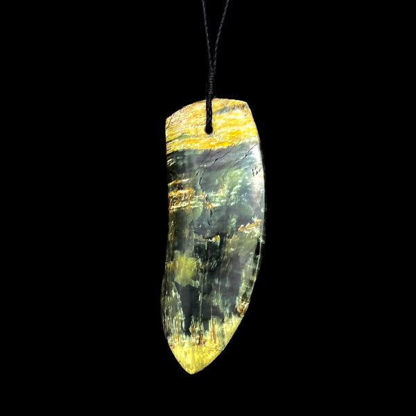Pounamu Rei Puta Niho - New Zealand Jade Tooth Pendant