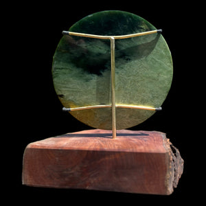 Kawakawa Pounamu Porohita - Polierte skulpturale Jadescheibe